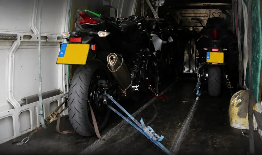 Motoren vastgezet in een gesloten transportbus voor transport naar Spanje